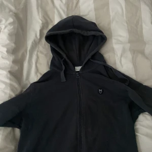 KnowledgeCottonApparel - Blå zip köpt på NK i Stockholm. Inte använd så mkt pga av inte passar. Skriv vid fler bilder