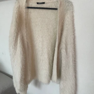 Stickad kofta - Sparsamt använd kofta från Gina Tricot. Färgen är mer creme än vit. 