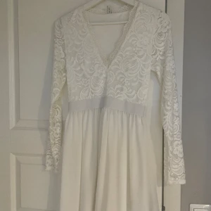 Studentklänning  - Superfin klänning perfekt till student, konfirmation osv.  Superbra skick bara använd 1 gång