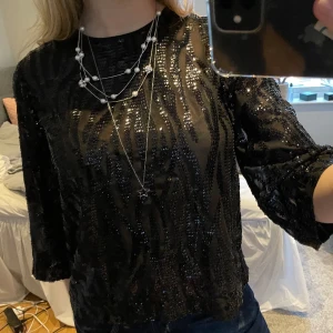 Glittrig topp - Glittrig topp från zara, endast använd en gång.❤️