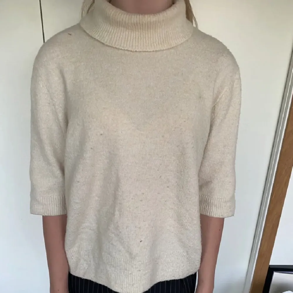 Beige stickad polotröja i fint skick, storlek S från H&M 🥰. Stickat.