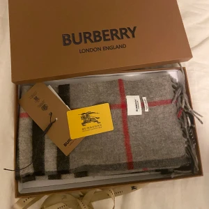 Burberry Halsduk  - Burberry Halsduk  Kvitto medföljer  Den är i nyskick inte använd så många gånger  Behöver den såld så snabbt som möjligt så säljer den billigt 