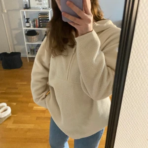 Fluffig tröja med luva  - Supermysig fluffig tröja från bikbok i Stl M