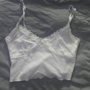 Vit linne  - Jag säljer ett vitt linne me fint mönster i bra skick köpt från SHEIN 