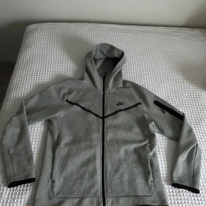 nike tech fleece - Säljer min Nike tech fleece då jag inte använder den längre. Den är även använd väldigt få gånger så nästan ny är sen i skicket. 