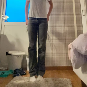 Weekday jeans  - Säljer mina gråa weekday jeans💕Ny pris 590kr. Skriv för fler bilder💕