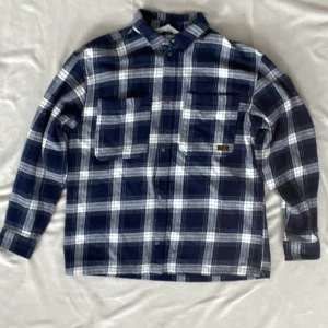 Overshirt - Storlek 164 passar ålder 13-14 och overshirten är som ny aldrig använd pris kan diskuteras 