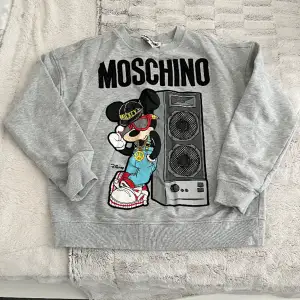 Super snygg Moschino tröja, som ny, använd 1 gång!
