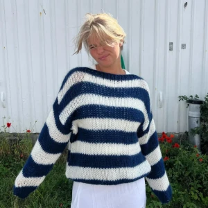 design by si tröja - så söt men kommer inte till användning 🥲 inga defekter, som ny 🩷ord. pris 529 + frakt säljer för 300 (lånade bilder) 