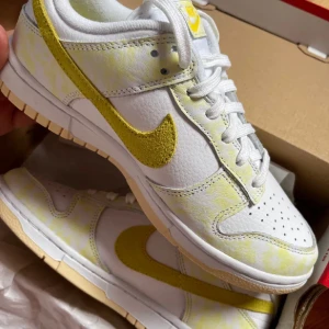 Nike dunk low “yellow strike” - Detta är ett par skor som jag vunnit på en tävling på Instagram men som var lite små för mig därför säljer jag dessa fina skor. Aldrig använda. Skorna är från en hemsida på instagram som heter pardonmykicksdotse. Skriv för intresse!