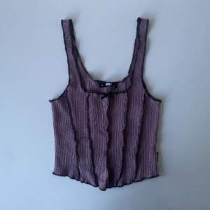 Snyggt lila linne från märket MINGA. Aldrig ändvänt, säljer för att den är för liten. Sista bilden är från hemsidan. Skriv gärna om ni har frågor😊