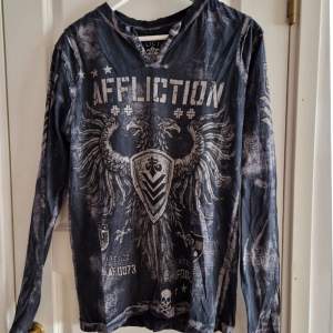 *RARE* 2000’s Affliction Buttonup Longsleeve Shirt, stl: (S) i utmärkt skick. Köpt är köpt, finns i Uppsala men kan fraktas vid överenskommelse.