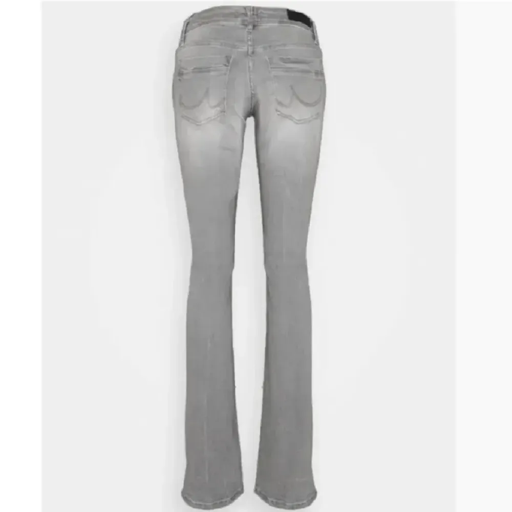 Säljer dessa populära gråa Ltb jeansen i modellen ’valerie’, pga att de inte kommer till användning, de är endast använda ett fåtal gånger! Skriv för fler bilder💕. Jeans & Byxor.