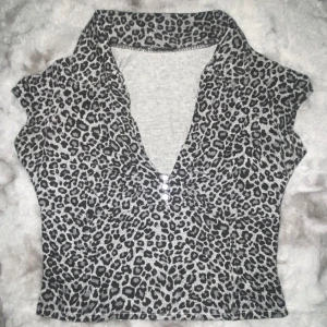 Gullig leopard print top - Otroligt gullig! Inga defekter, sitter super på! Från Y2k märket Jane Norman, passar xxs-s, Sämljs pga får ingen användning av den🫶