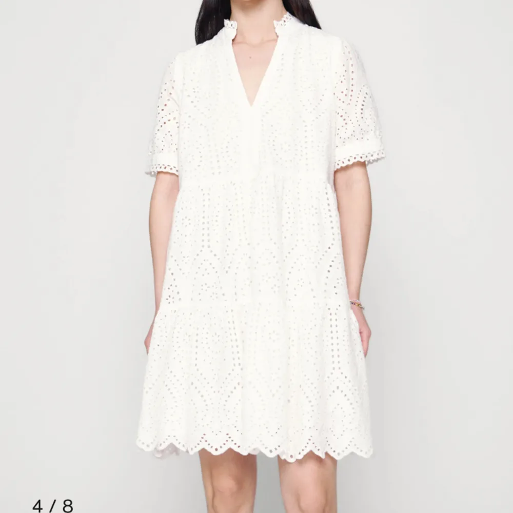Säljer min fina vita klänning från märket Yas. Använd 1 gång, helt som ny. Säljer då den inte kommer komma till användning något mer. Köptes för 850, säljer för 650 kr. . Klänningar.