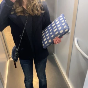 Väska - Säljer nu denna tiamoliknande väskan då den ej kommer till användning längre. Väskan saknar en knapp och säljs därför väldigt billigt, även om knappen är av funkar den som vanligt. Man behöver inte ens knäppa väskan egentligen då ingenting faller ut💗