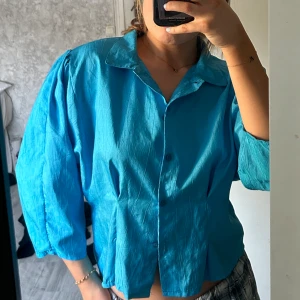 Topp - Skrik blå topp/blus, köpt på loppis utomlands, jätte fin på fest i sommar🥰puff ärmar, stor i storleken så pass S och uppåt💕