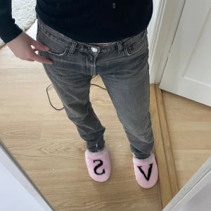 zara jeans - Jätte snygga jeans från zara i fint skick, säljer dom då de är för stora för mig! Midwaist i modellen & lagom långa på mig som är 1,70  🫶🏼