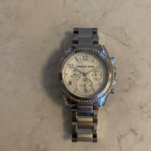 Michel Kors klocka dam  - Michael kors klocka för dam. Nypris 2400, användes sporadiskt i något år. Storleken går att justera hos urmakare för en liten summa genom att ta bort länkar. 