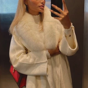 Vit pälskappa  - Jätte fin och elegant kappa med pälskrage