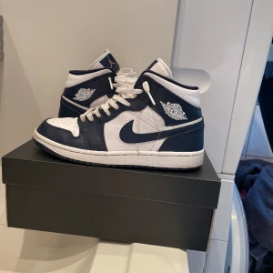 Jordan 1 white/metallic gold obsidian - Väldigt bra skick förutom att de är lite creased. Storlek 41. Pris går att diskuteras. Låda medföljer