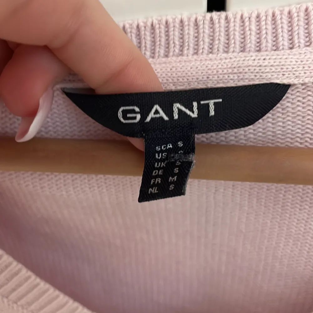 V ringad GANT tröja i storlek S men skulle sälja att den sitter som på en XS. 10/10 i skicket. Skriv privat för fler bilder eller frågor. Tröjor & Koftor.