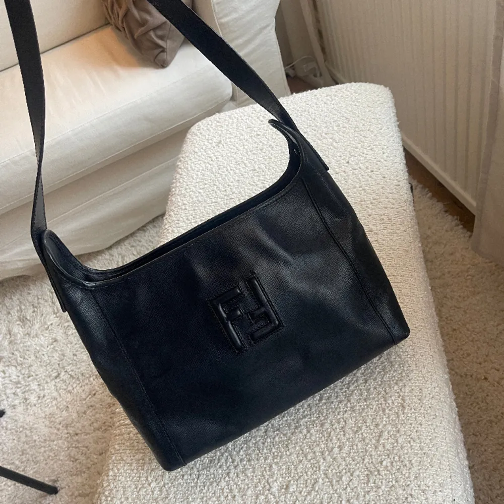 Mörkblå/svart Fendi vintage väska köpt via Vestiere collective. Säljer på grund av att jag ej använder längre, i mycket bra skick! Köptes för 3200kr. . Accessoarer.