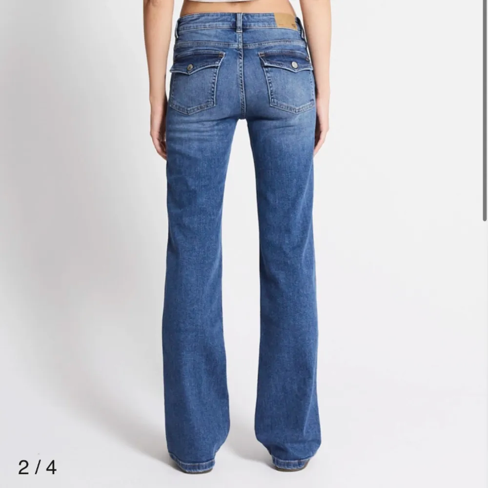 Low waist jeans ifrån lager 157 i full lenght S, jättefint skick 💕 köpte efter jul så dom är väldigt nya och lite använda, kp för egna bilder . Jeans & Byxor.
