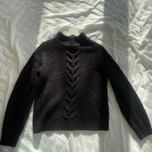 Stickad tröja - Fin och mysig tröja som inte kommit till använding på ett tag. Pris kan diskuteras!