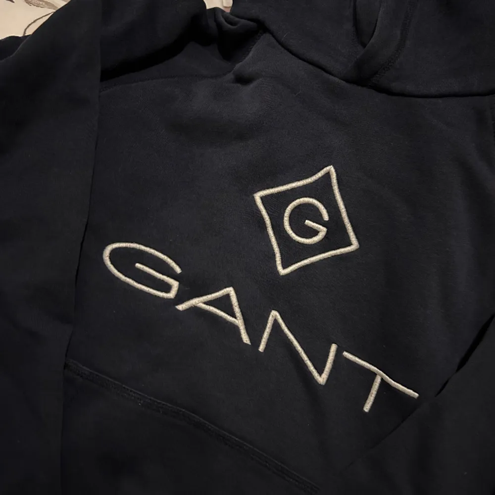 Gant hoodie som jag fick för flera år sedan. Säljer den billigt då jag bara vill bli av med min gamla garderob. Den är i okej skick, inga defekter o känns inte urtvättad. Pris kan diskuteras vid snabb affär😁. Hoodies.
