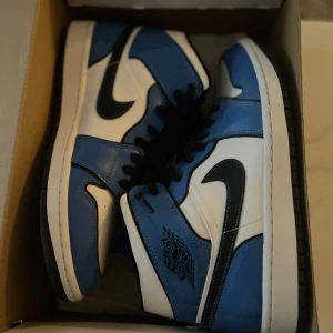 Jordan 1 signal blue (44) - Helt nya jordans som jag helt enkelt säljer för att ja aldrig kommer använda dom