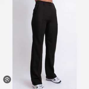 Madlady kostymbyxor - Superfina kostymbyxor från Madlady! Dom är i fint skick men använda, inga skador. Storlek 34/32 vilket motsvarar XS. Men jag skulle säga att dom är väldigt stora i storleken då jag brukar ha M eller S i byxor. Passar i längden på mig som är 170cm