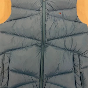 Tommy hilfiger väst - Säljer min sköna Tommy hilfiger väst då den är för liten! Skriv vid funderingar!