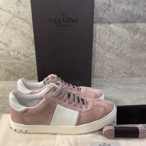 Valentino Flycrew - Säljer nu dessa valentino flycrews i storlek 41. Med skorna ingår full og det vill säga dustbag, extra snören, valentino kort och box. Skorna är knappt använda och har alla nitar kvar. Byten kan vara aktuellt så skriv vid minsta lilla fundering.