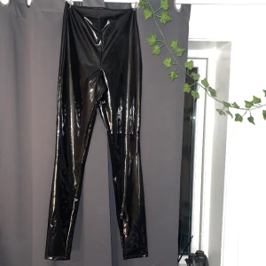 Lackbyxor - Helt nya Lackbyxor från hm i stl 36. Säljer då de var för små när jag fick hem de, så de är aldrig använda😊 De är ungefär som tights, ganska tunna!  Köparen står för frakten!🚀