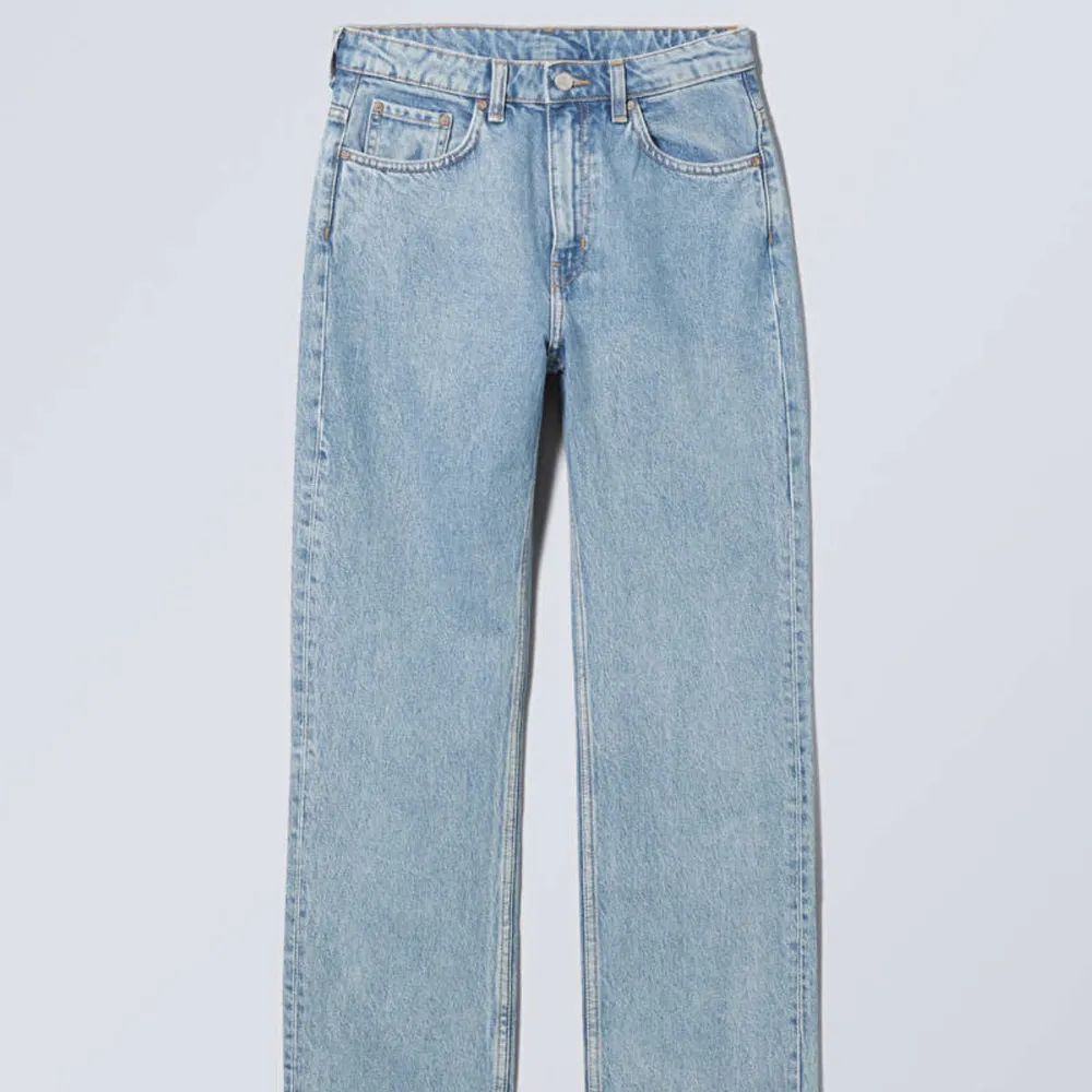 Säljer mina weekday jeans då dem är för små. Det är modellen ”voyage high straight jeans” och färgen pen blue. Dem är köpta för 500kr och använda men inga skador eller hål i dem.  Skicka om du har frågor! 💕. Jeans & Byxor.