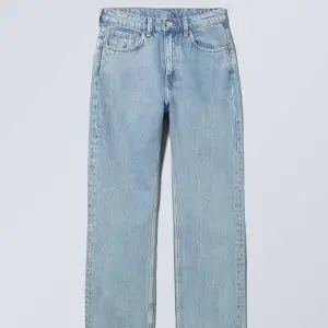 Säljer mina weekday jeans då dem är för små. Det är modellen ”voyage high straight jeans” och färgen pen blue. Dem är köpta för 500kr och använda men inga skador eller hål i dem.  Skicka om du har frågor! 💕