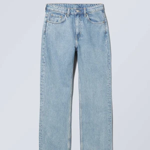 Weekday jeans  - Säljer mina weekday jeans då dem är för små. Det är modellen ”voyage high straight jeans” och färgen pen blue. Dem är köpta för 500kr och använda men inga skador eller hål i dem.  Skicka om du har frågor! 💕