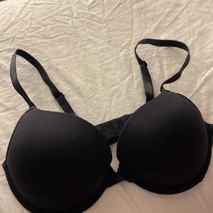 Push up BH - Svart push up bh från Lindex i stl 75C Använd ett antal gånger men växte ur den snabbt, användning syns på bygelkanterna men annars hel och fin🙌🏻 Köparen står för frakten!🚀