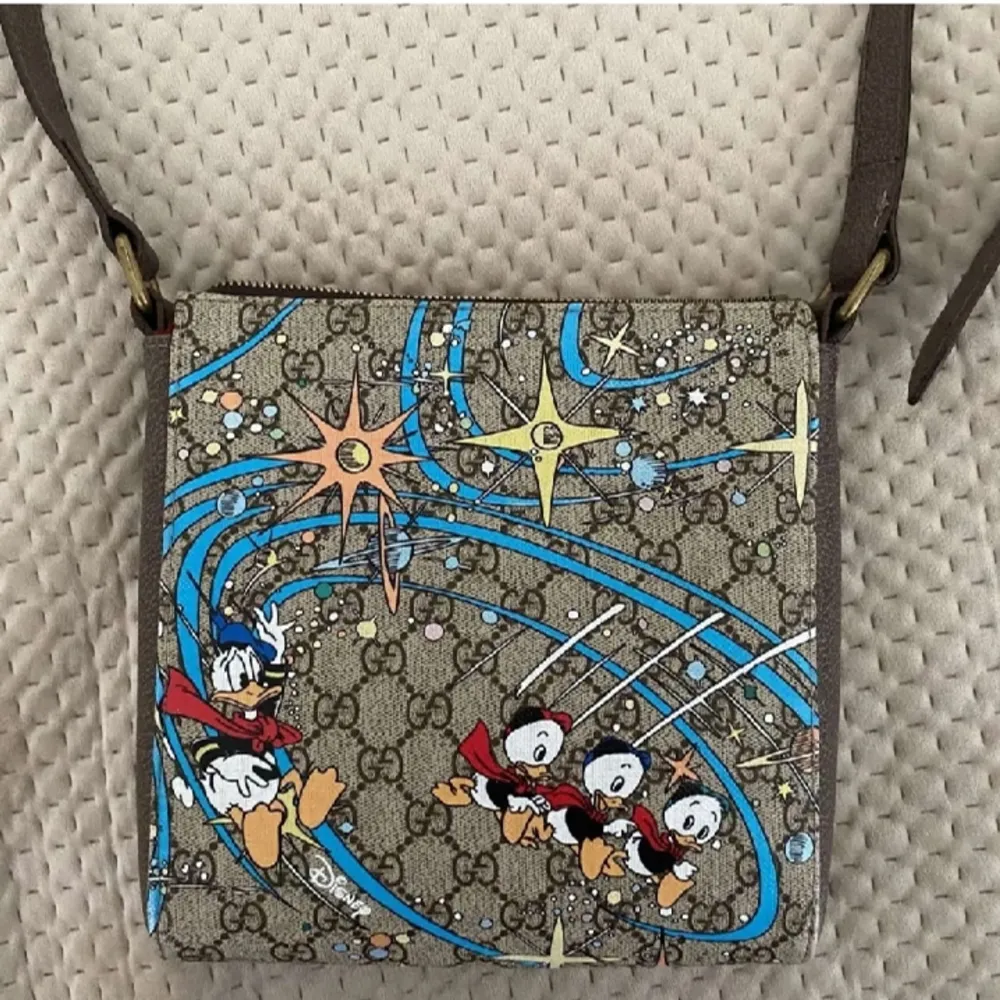 Hej jag säljer min Donald duck (Disney) X Gucci messenger bag på grund av oanvändning. Den är jätte fräsh skick 10/10. Hör av er. Väskor.