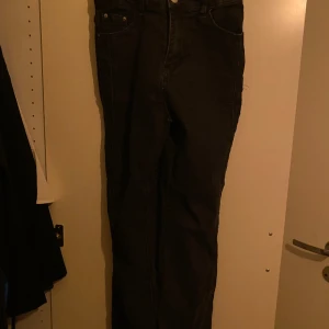 Jeans svarta - Svarta jeans köpta på shein för 150 de passar ej längre de är i nytt skick fortfarande!