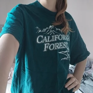 Oversized tshirt - Jättebekväm tshirt som säljs då den inte längre används, för referens har jag oftast S i kvinnostorlek men denna är väldigt oversized❤❤