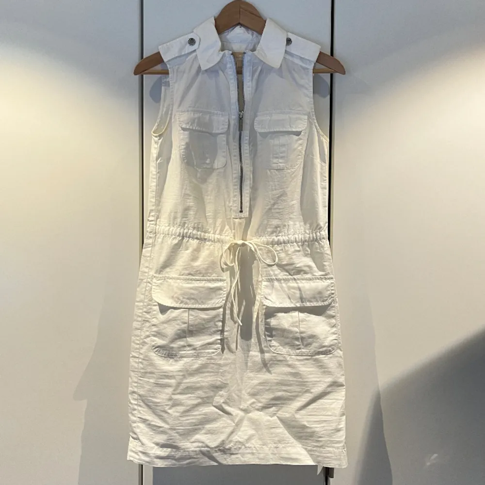 Supersnygg vit klänning från Michael Kors (äkta!!)  Fick av en kompis men är alldeles för liten för mig🩷. Klänningar.
