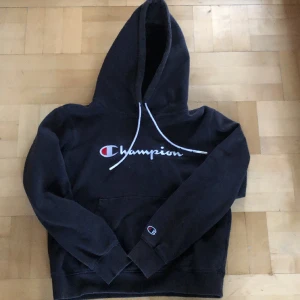 Champion hoodie - Tjena! Jag säljer en snygg svart champion hoodie, 7/10 skick (inga hål, bara lite solblekt på armen men man lägger inte märke till det). Storlek S men passar XS. Nyt pris: 700 mitt pris: 200. Hör av dig om du vill ha mer info!🔥
