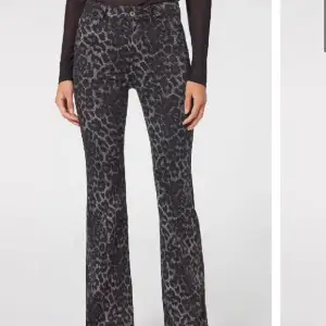 SÖKER dessa flare jeans i leopard från Calzedonia! Storlek S, skriv om ni kan sälja ❤️