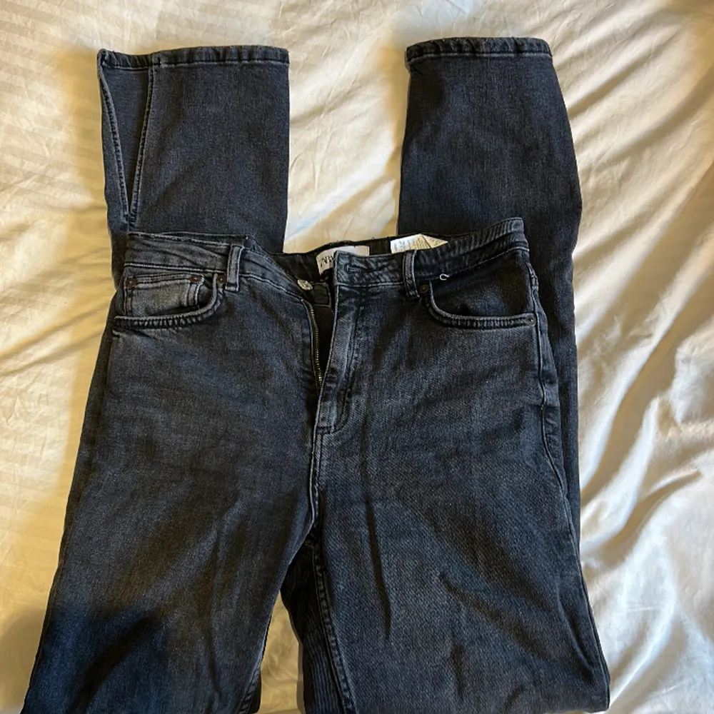 Zara jeans med slits . Jeans & Byxor.