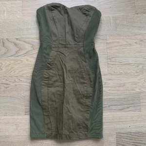 Figursydd klänning - Khaki  - Supersnygg klänning som gör att man ser extra brun ut 😍storlek 36 