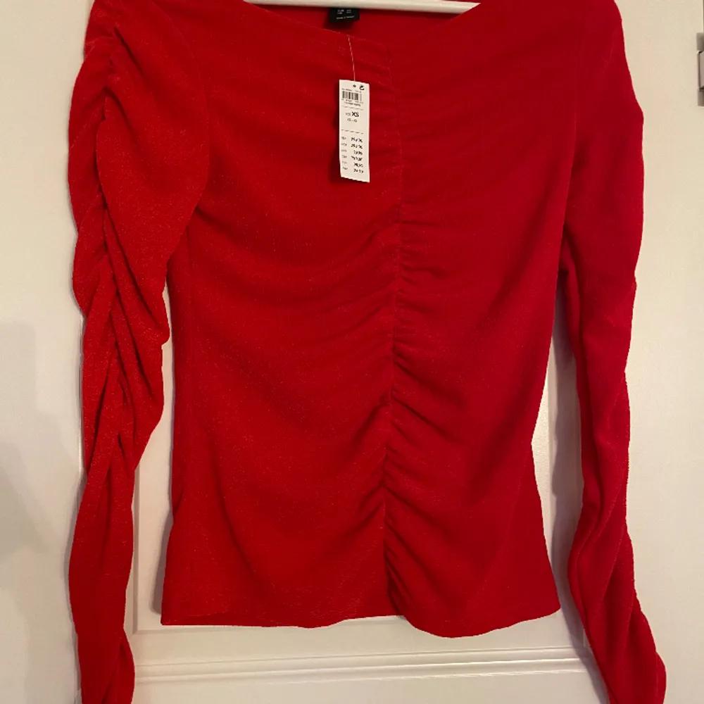 Röd långärmad tröja från Lindex storlek xs. Aldrig använd. Jätte fin och bra material. Ordinarie pris 299 kr. Tröjor & Koftor.