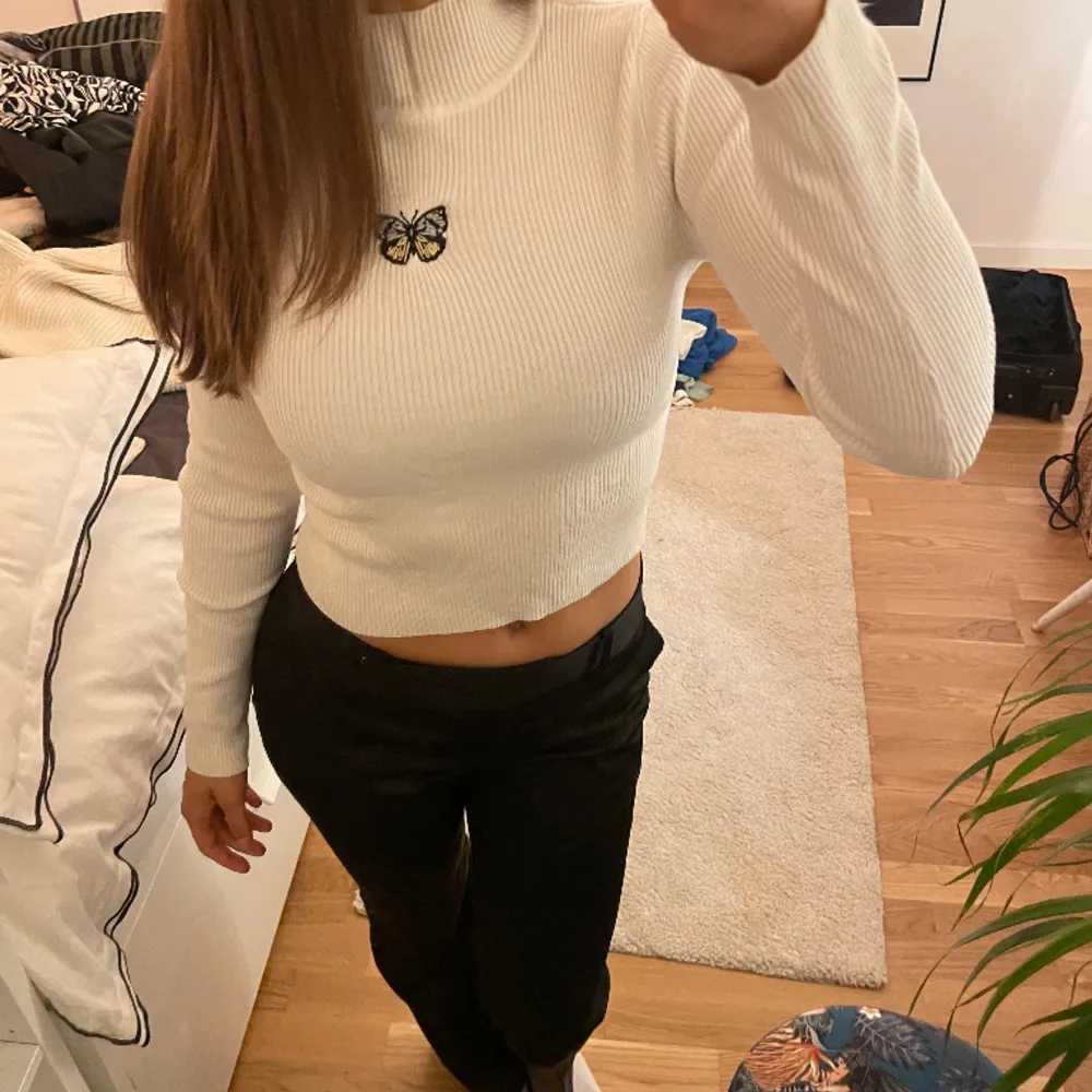 Fin långarmad tröja från H&M med turtle neck och fin fjäril 💕. Tröjor & Koftor.