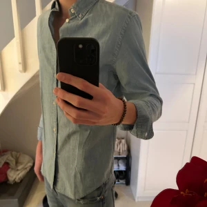 Ralph lauren skjorta  - Helt oanvänd ralph lauren skjorta. Storlek: XL barnstorlek motsvarar S i vanlig storlek. Nypris: 1300kr